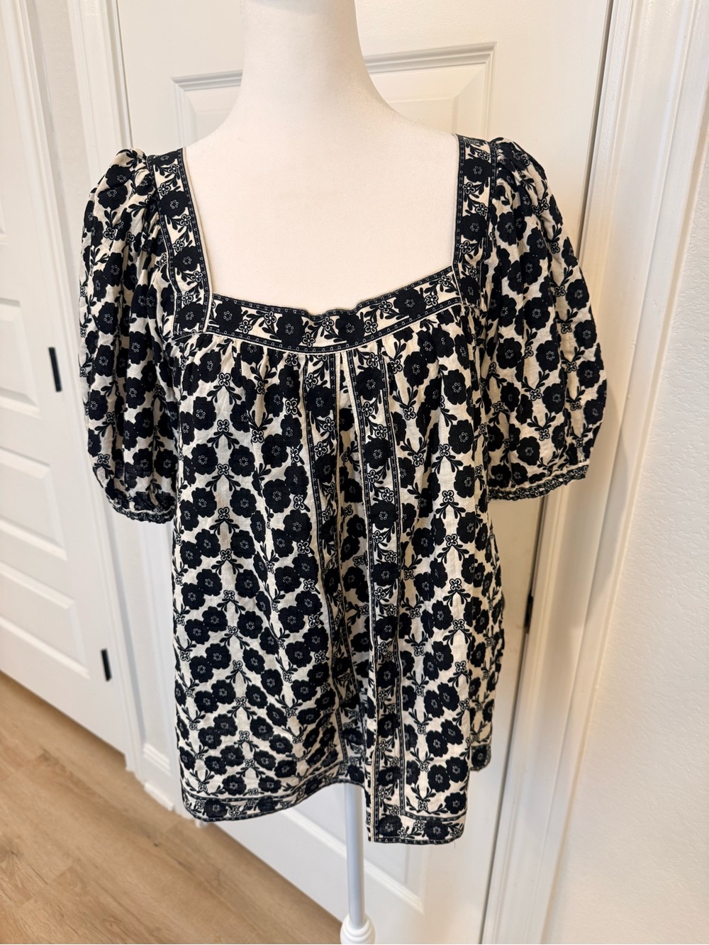 Max Studio Black and Cream Floral Square-Neck Puff Sleeve Blouse